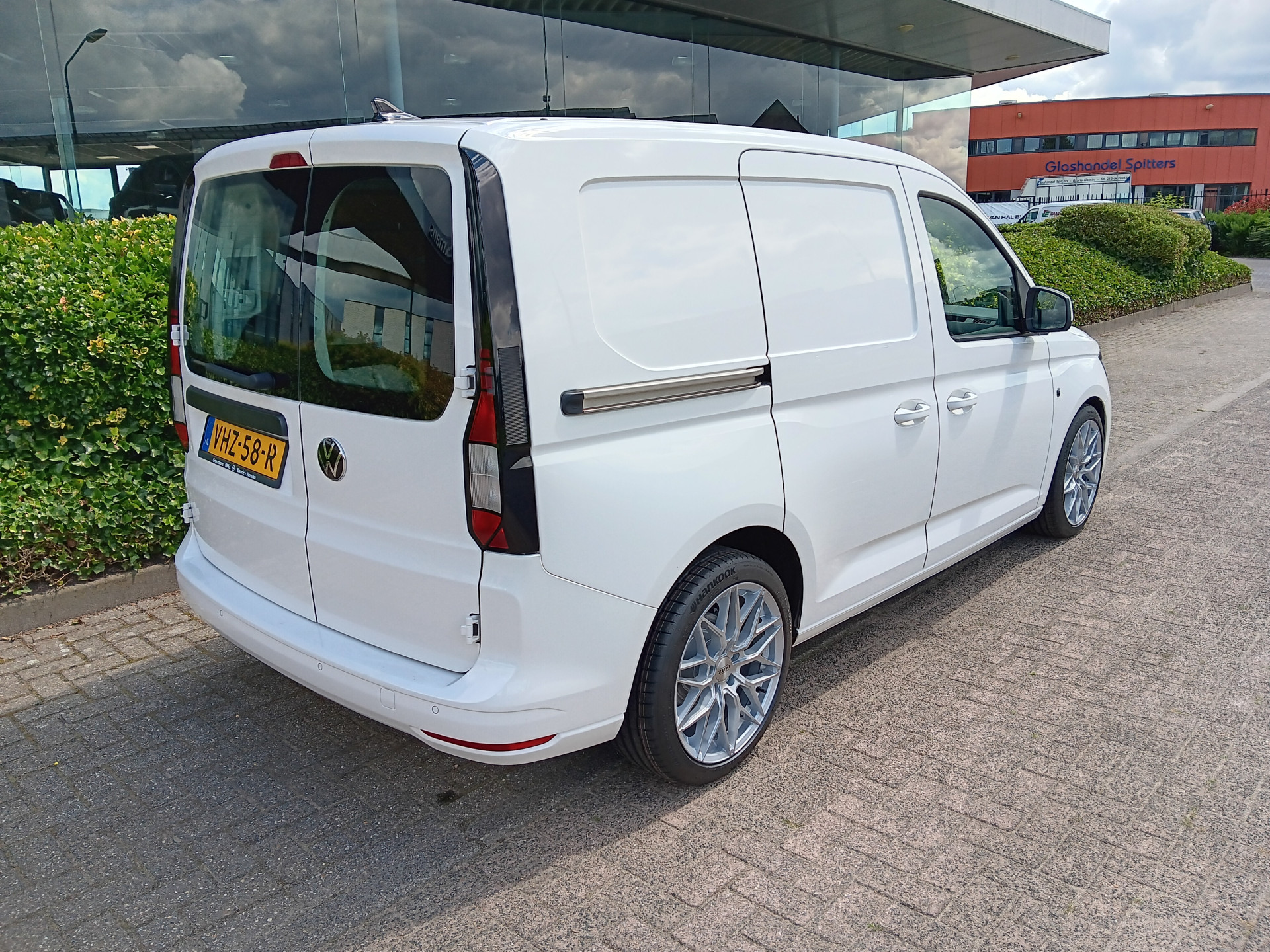 39044332-4.jpg