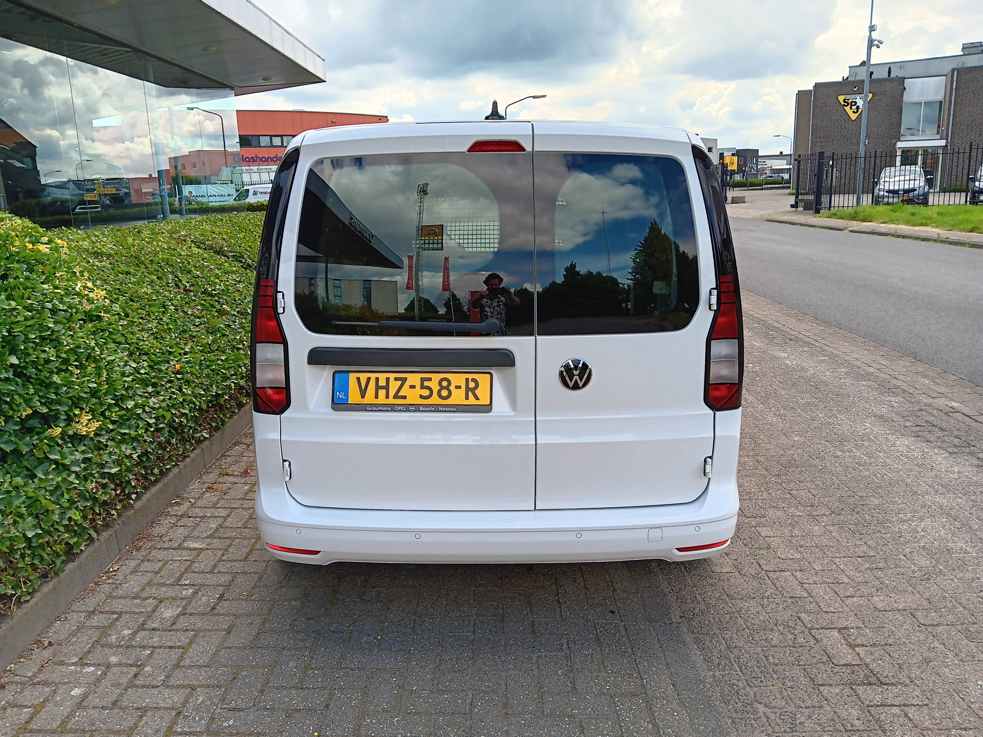 39044332-7.jpg
