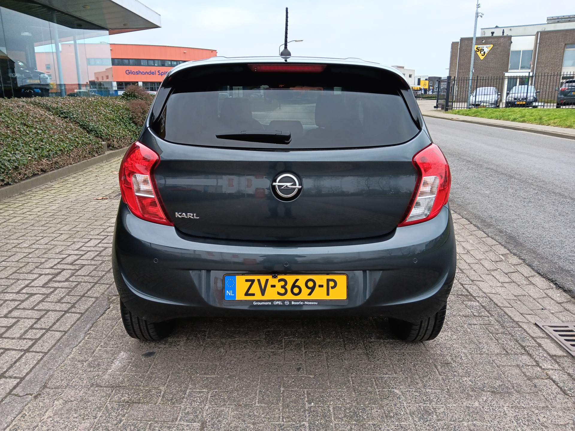 42737941-7.jpg