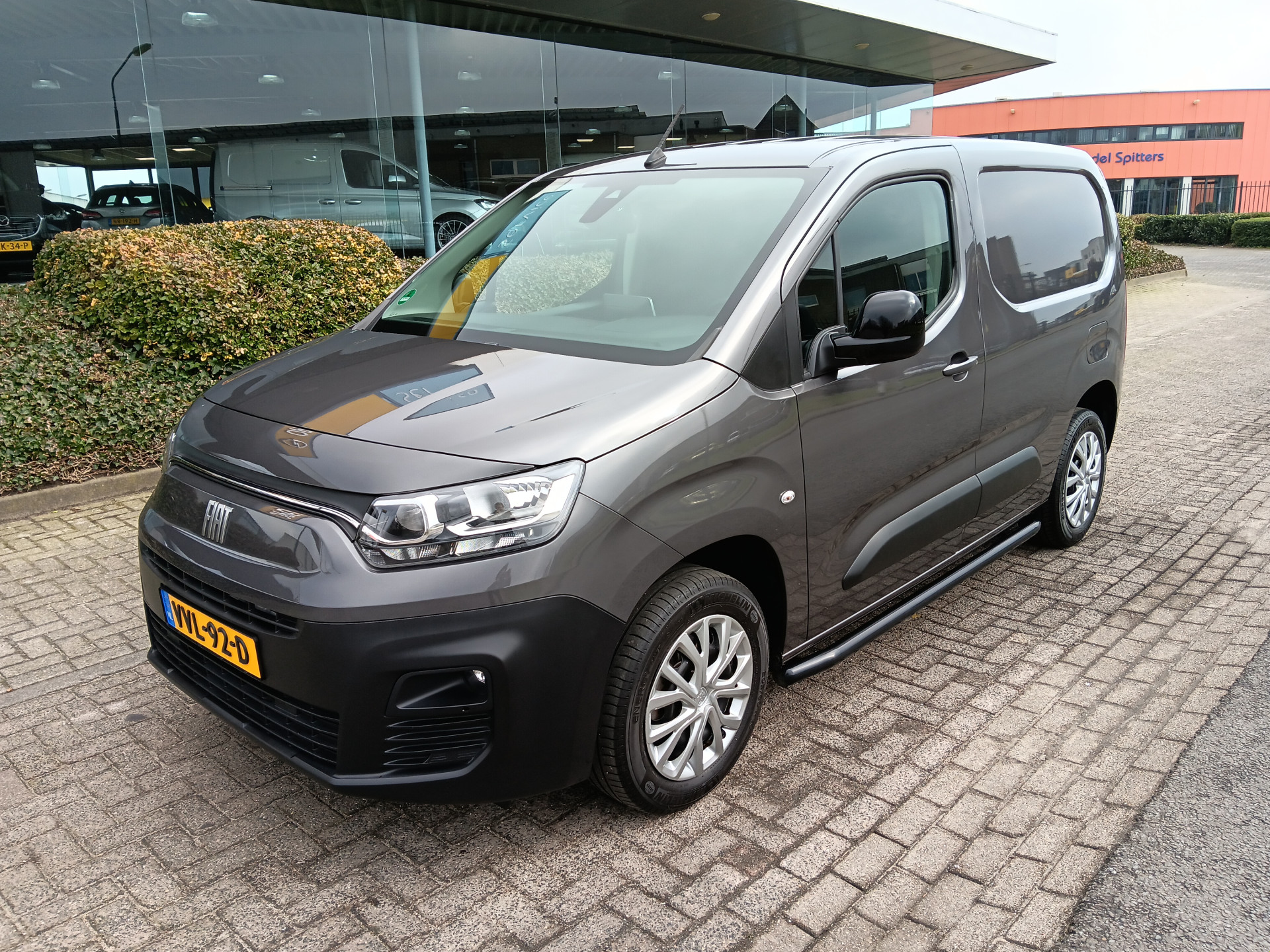 42951676-3.jpg