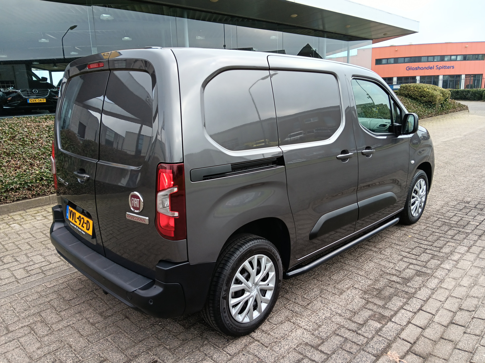 42951676-4.jpg