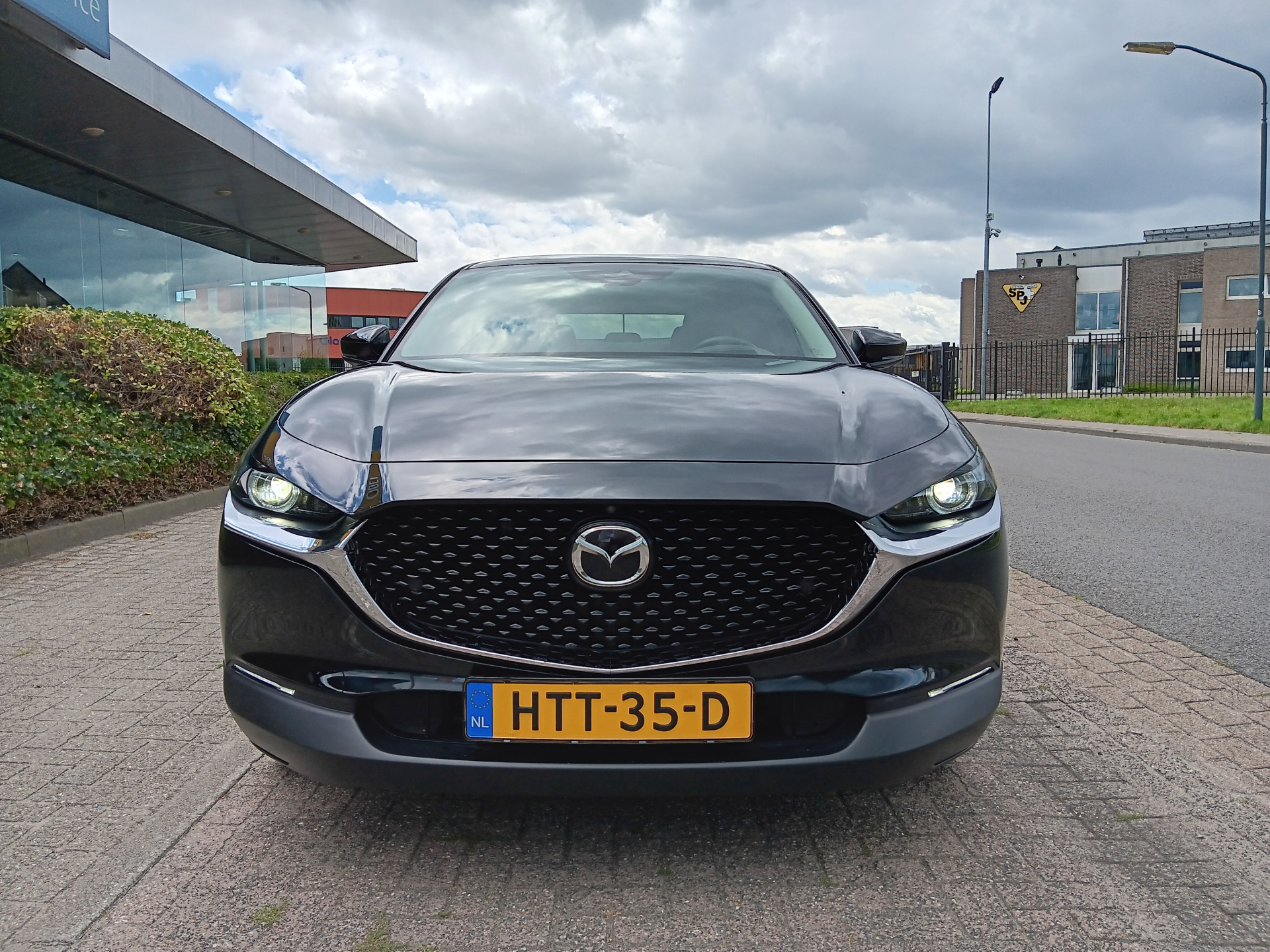 46518112-2.jpg