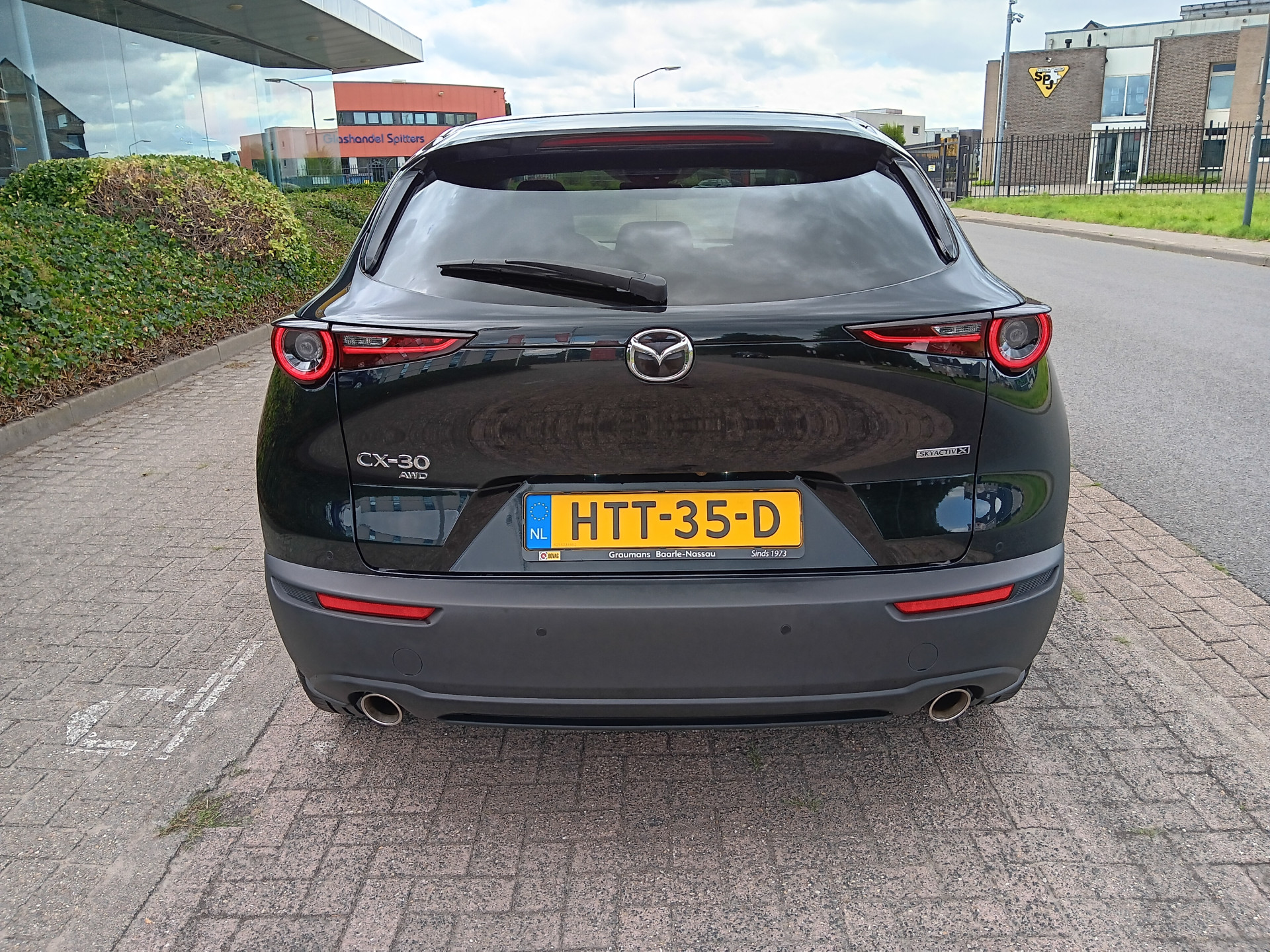 46518112-7.jpg