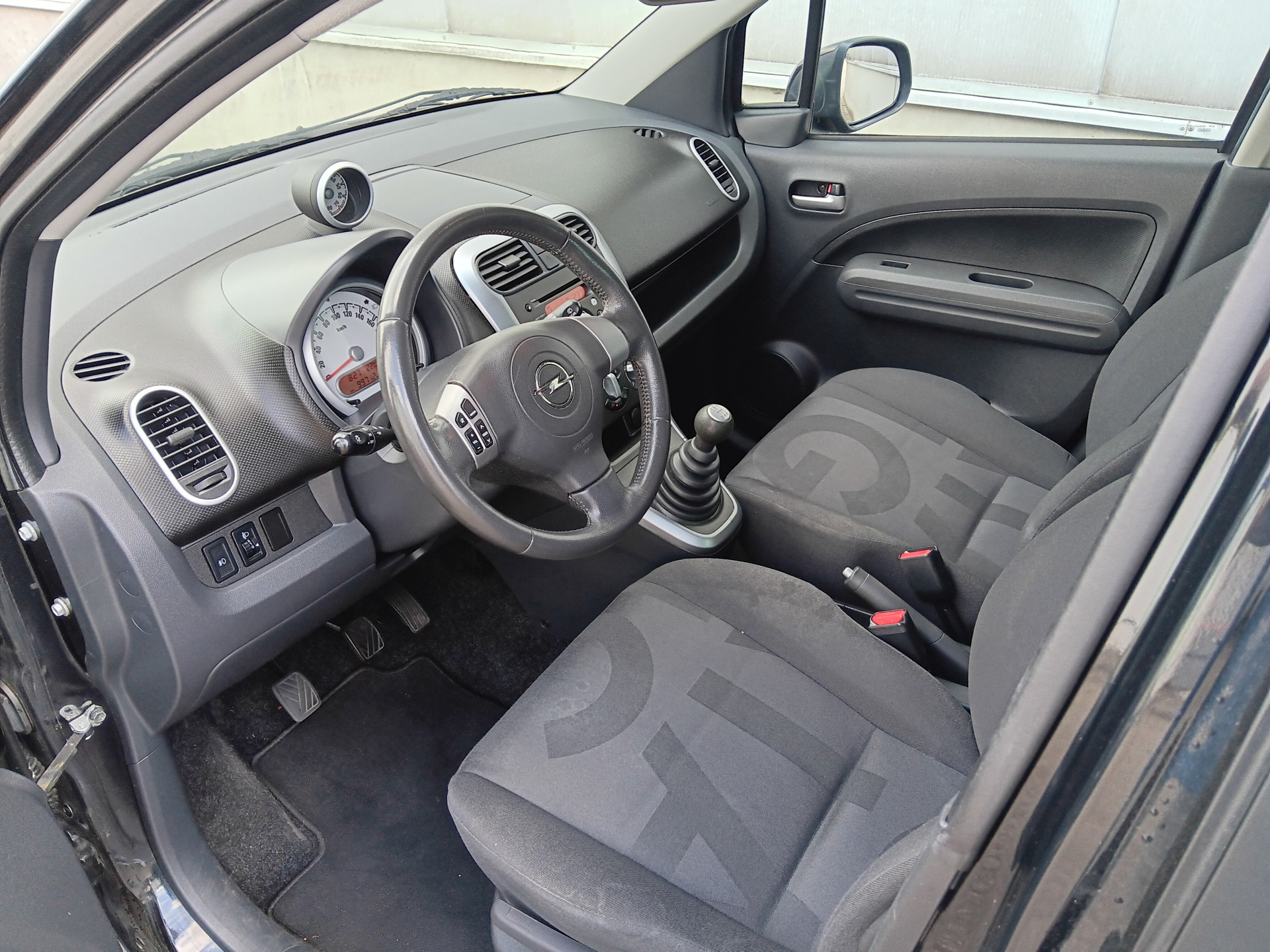47018215-12.jpg