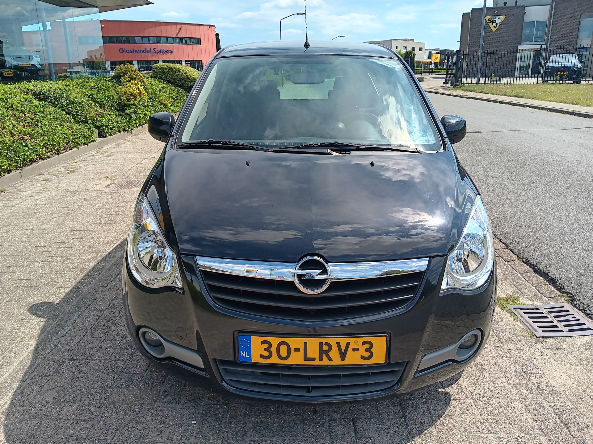 47018215-2.jpg