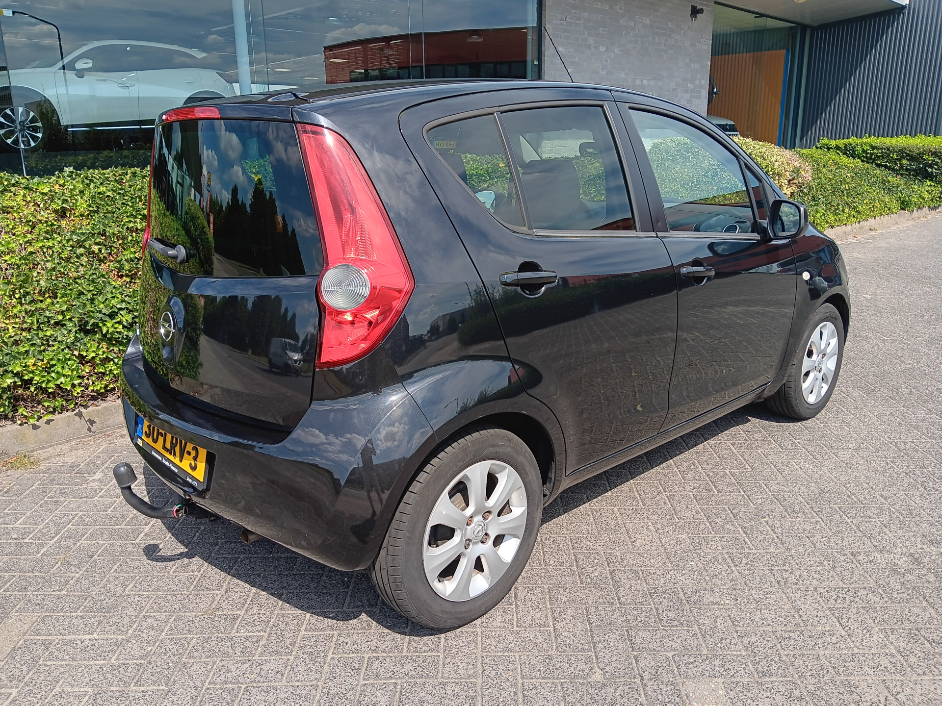 47018215-4.jpg