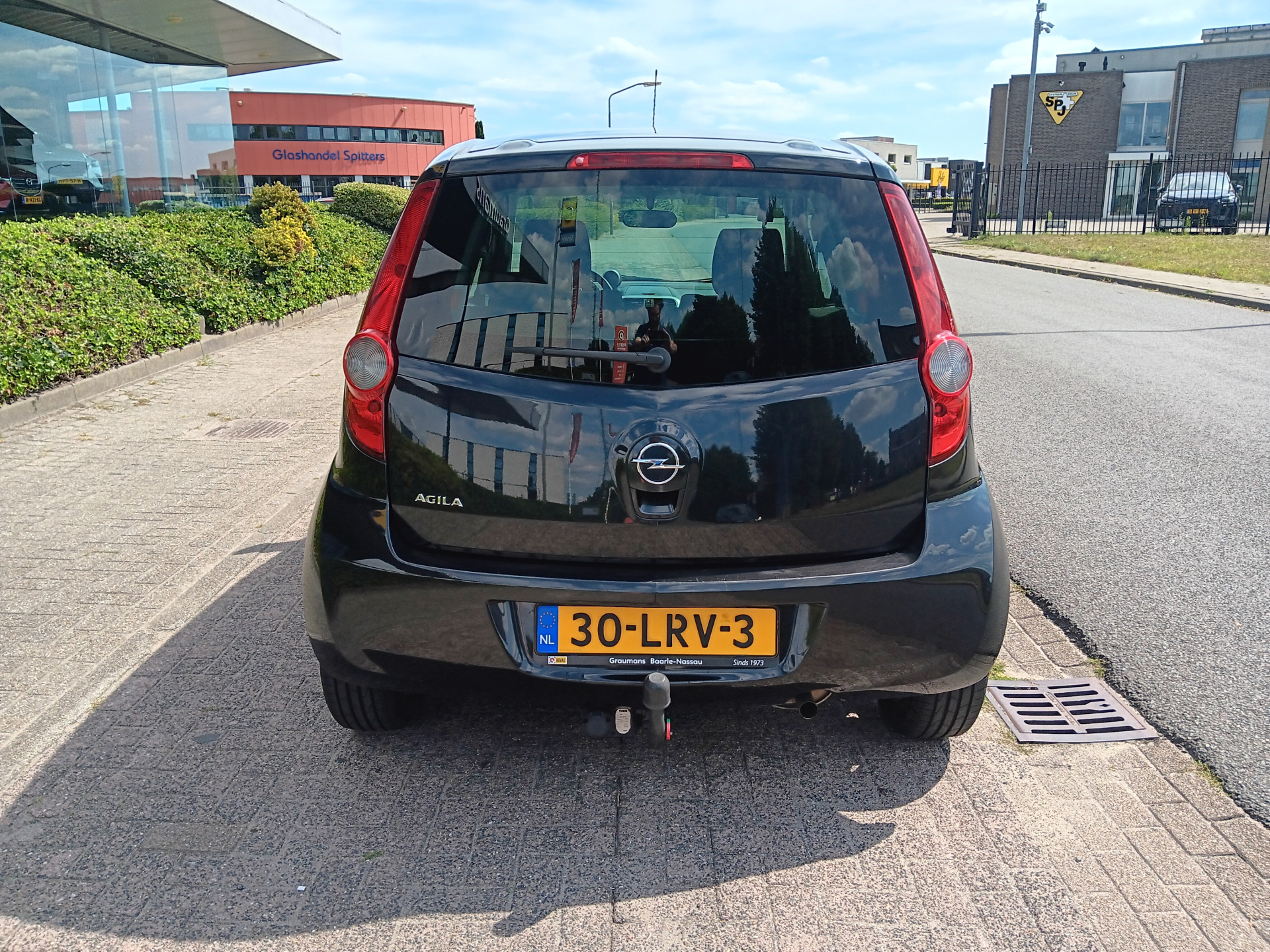 47018215-7.jpg