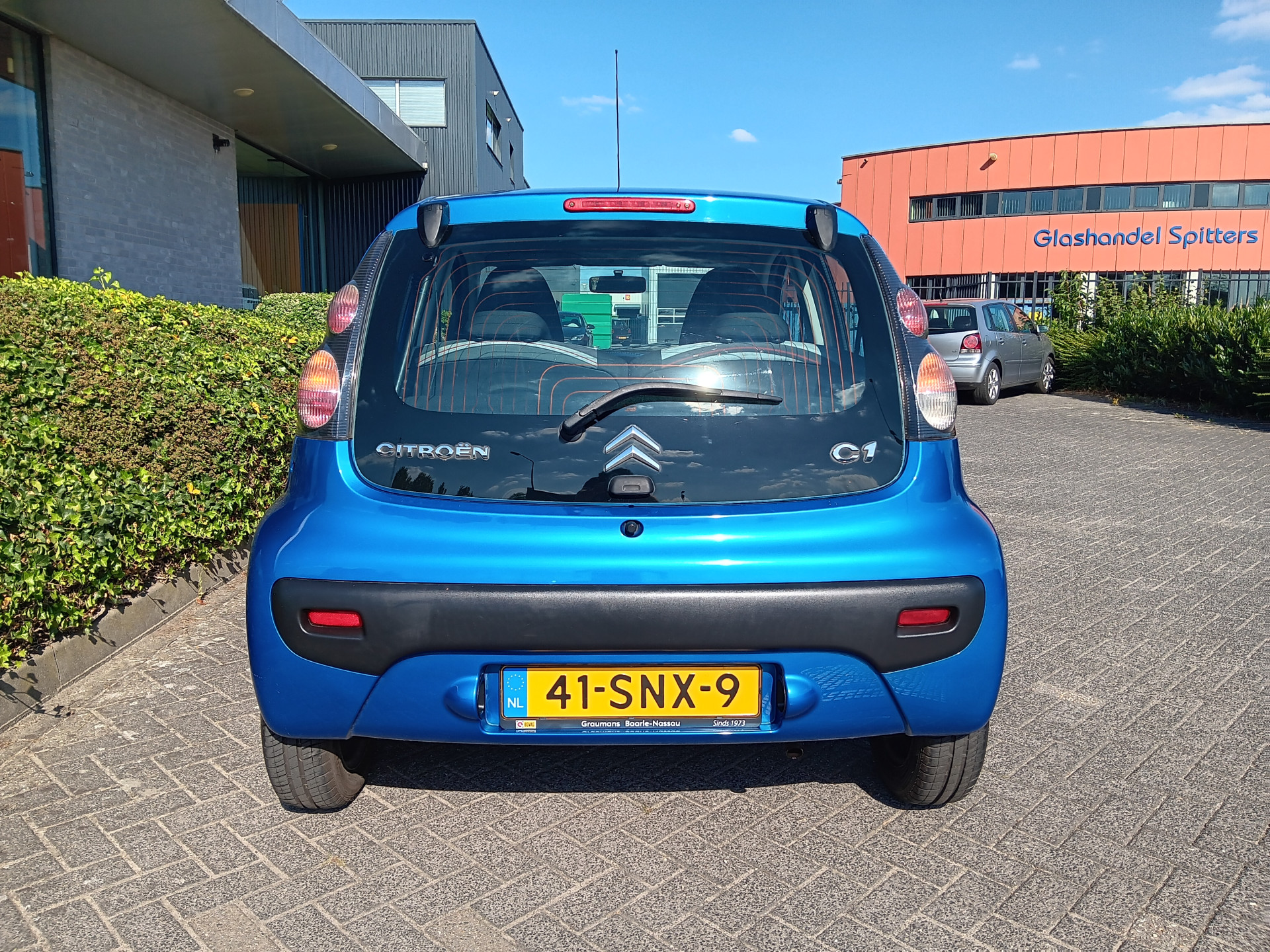 47056830-6.jpg