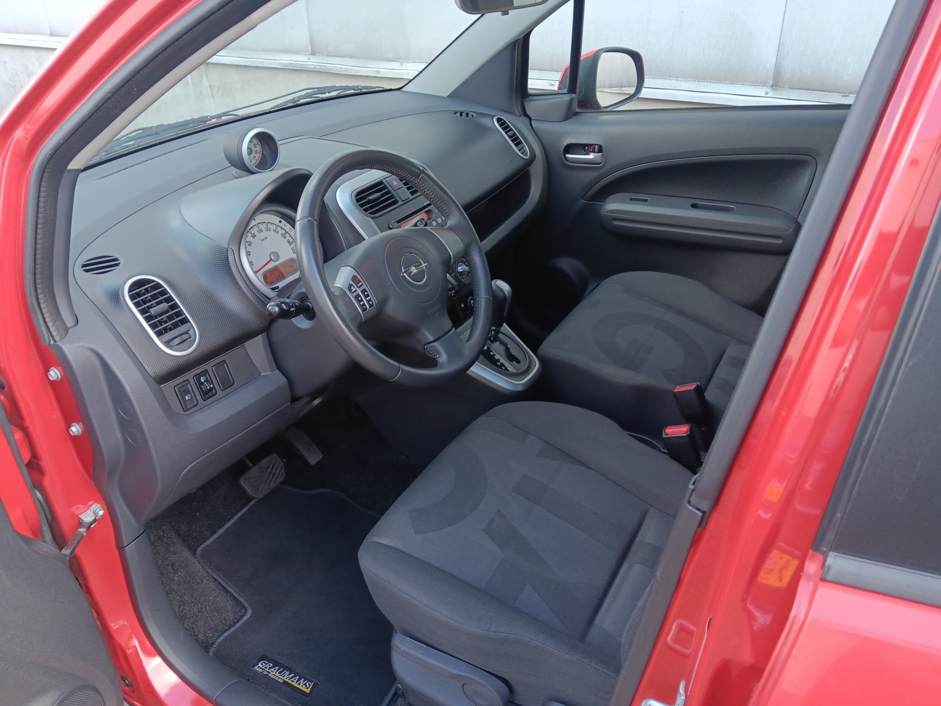 47351288-10.jpg