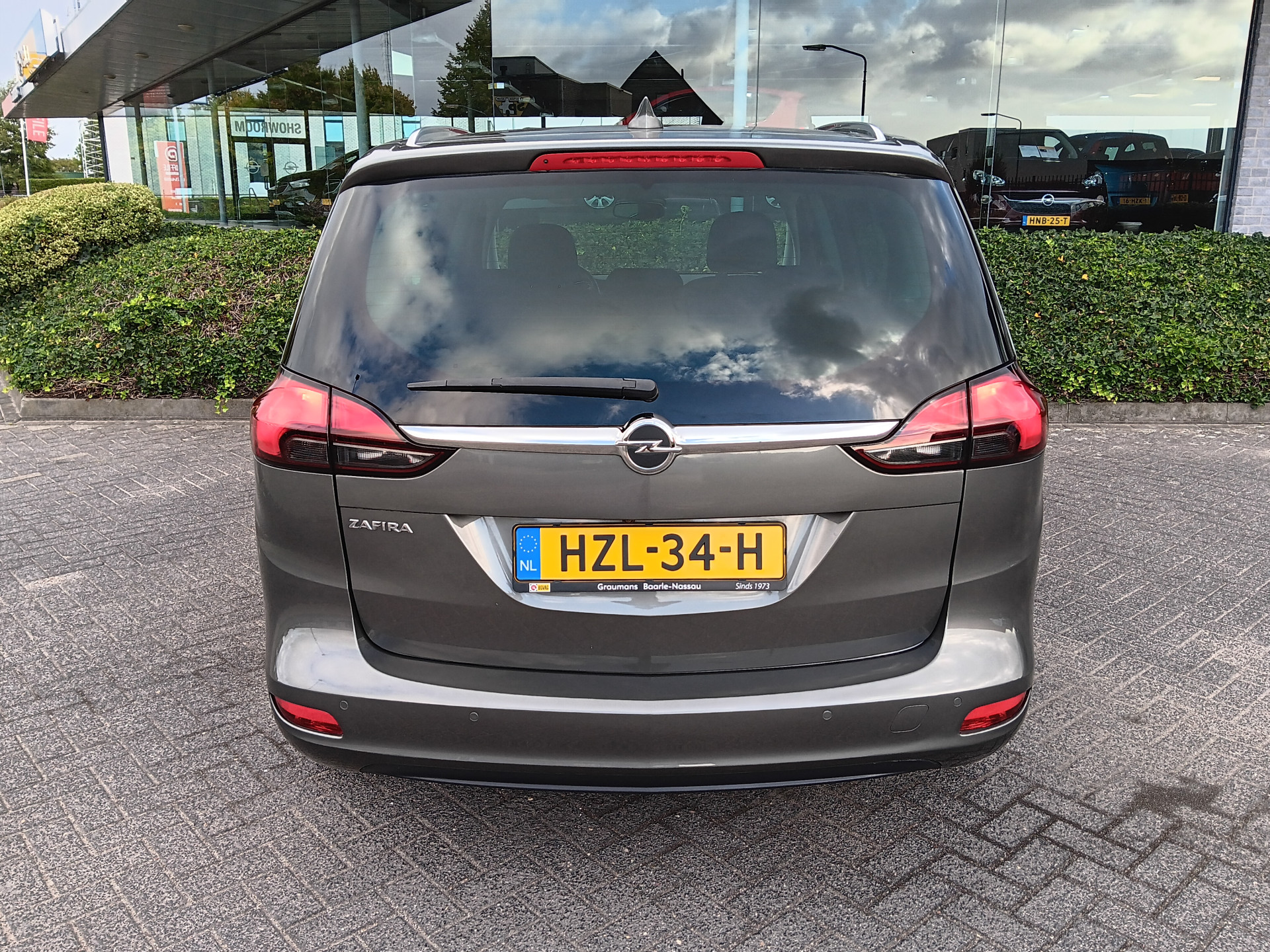 47673899-7.jpg
