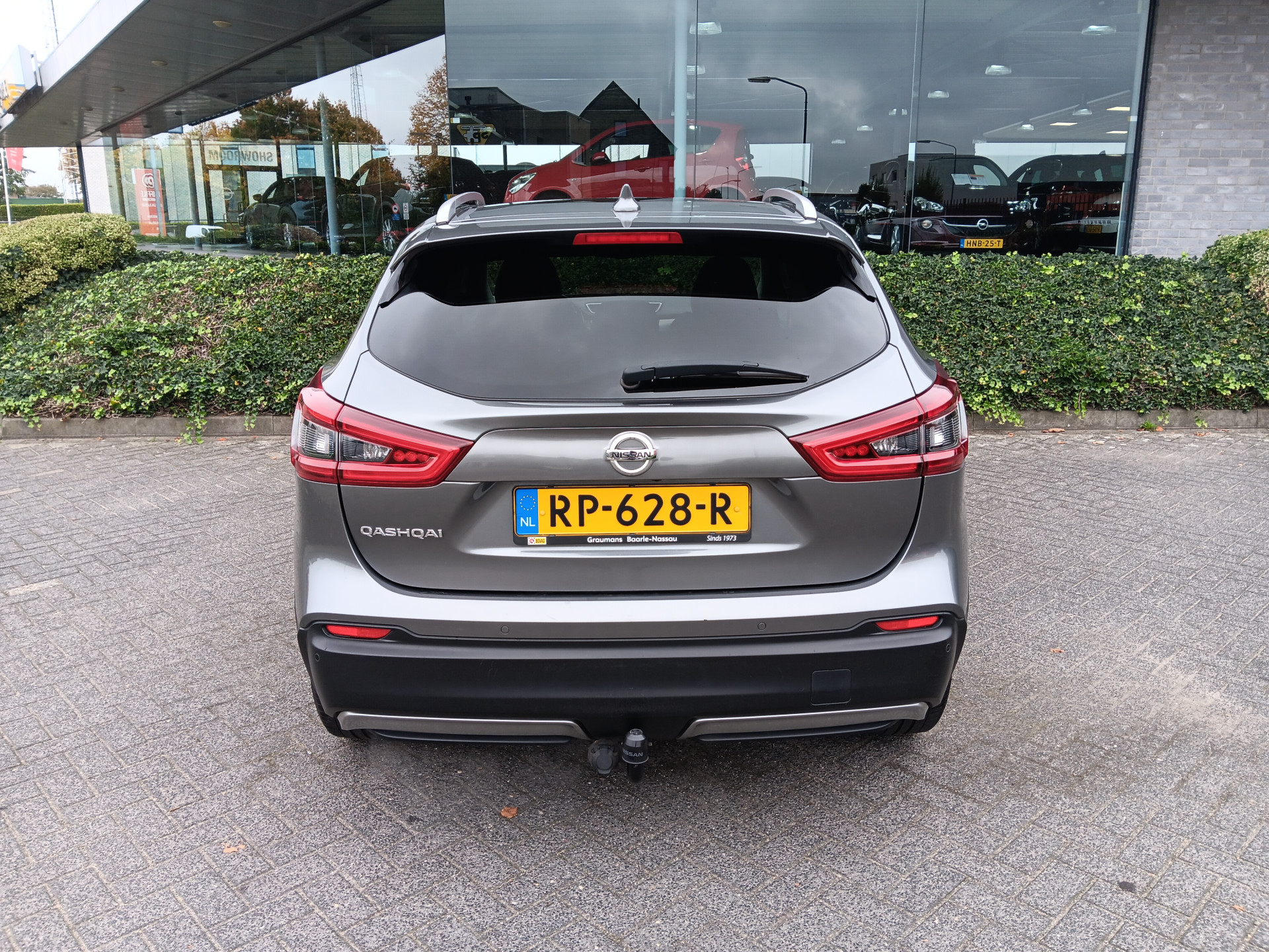 48402193-7.jpg